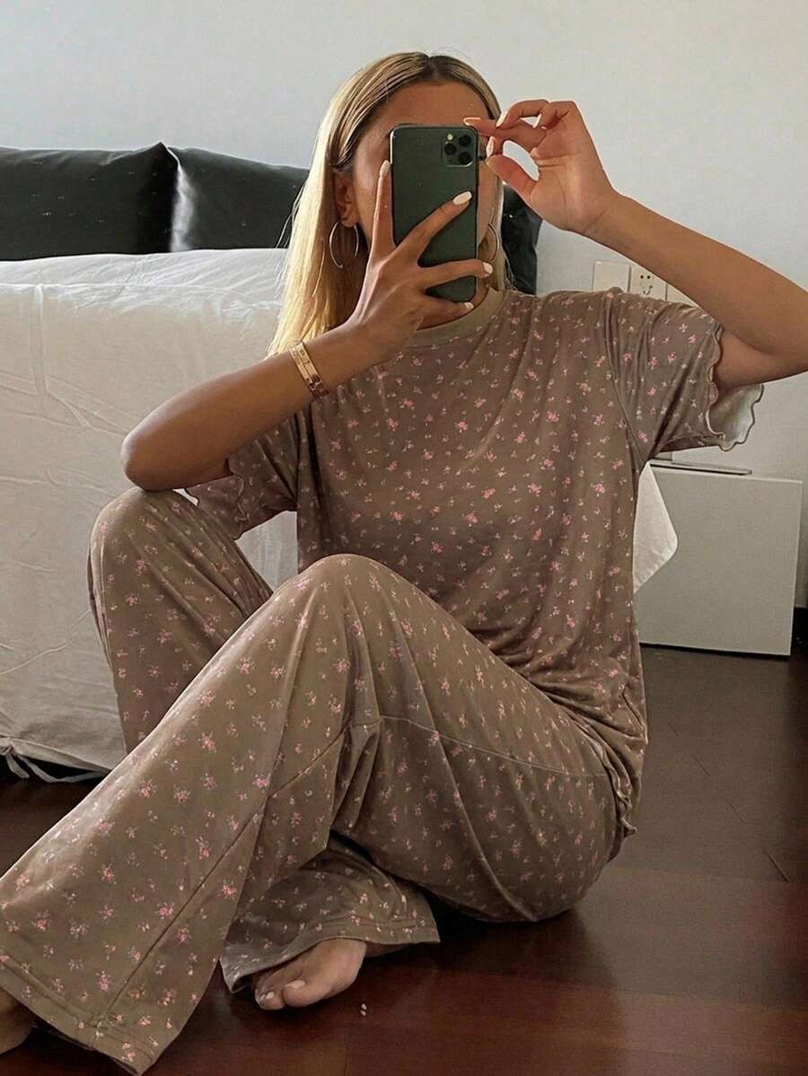DAZY 2件組甜美碎花寬鬆短袖T恤與寬鬆直筒長款睡褲套裝,夏季女款睡衣套裝 - 棕色 - 查看 1