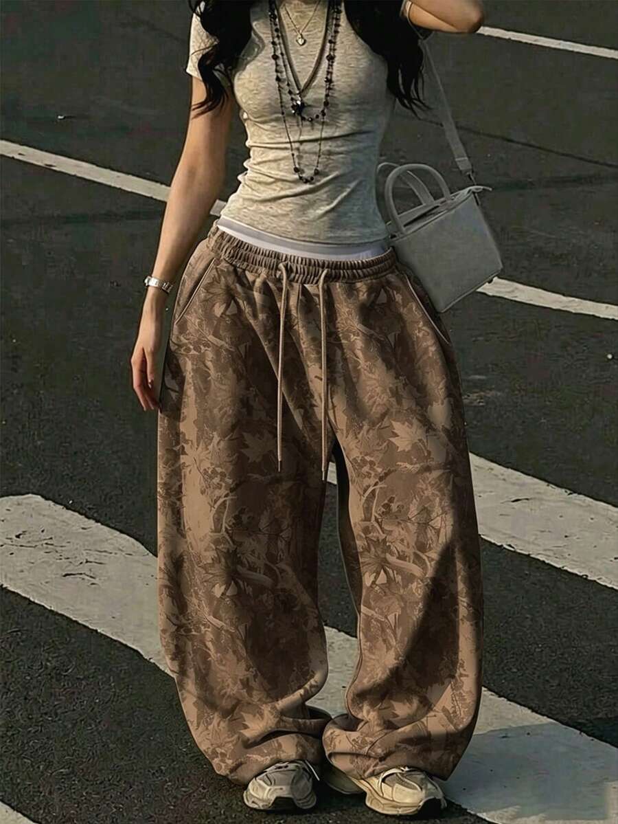 SHEIN 迷彩葉片隨機數位印花時尚極簡休閒女款長褲,送給朋友的禮物,秋季早午餐約會之夜,棕色 - 彩色 - 查看 1