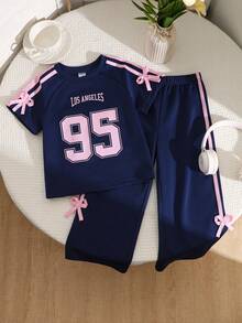 Genkimix Kids 2件套女童加大码休闲时尚T恤裤套装，正面印有复古美式图案，撞色罗纹领口，蝴蝶结装饰，松紧腰裤，适合日常、上学、度假、春夏穿着。 - 藍色 - 查看 4