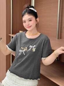 Dazy Plus 大尺碼女款圓領卡通印花蝴蝶結荷葉邊短袖T恤，夏季教師度假奶油黃可愛日系圖案上衣 - 灰色 - 查看 5