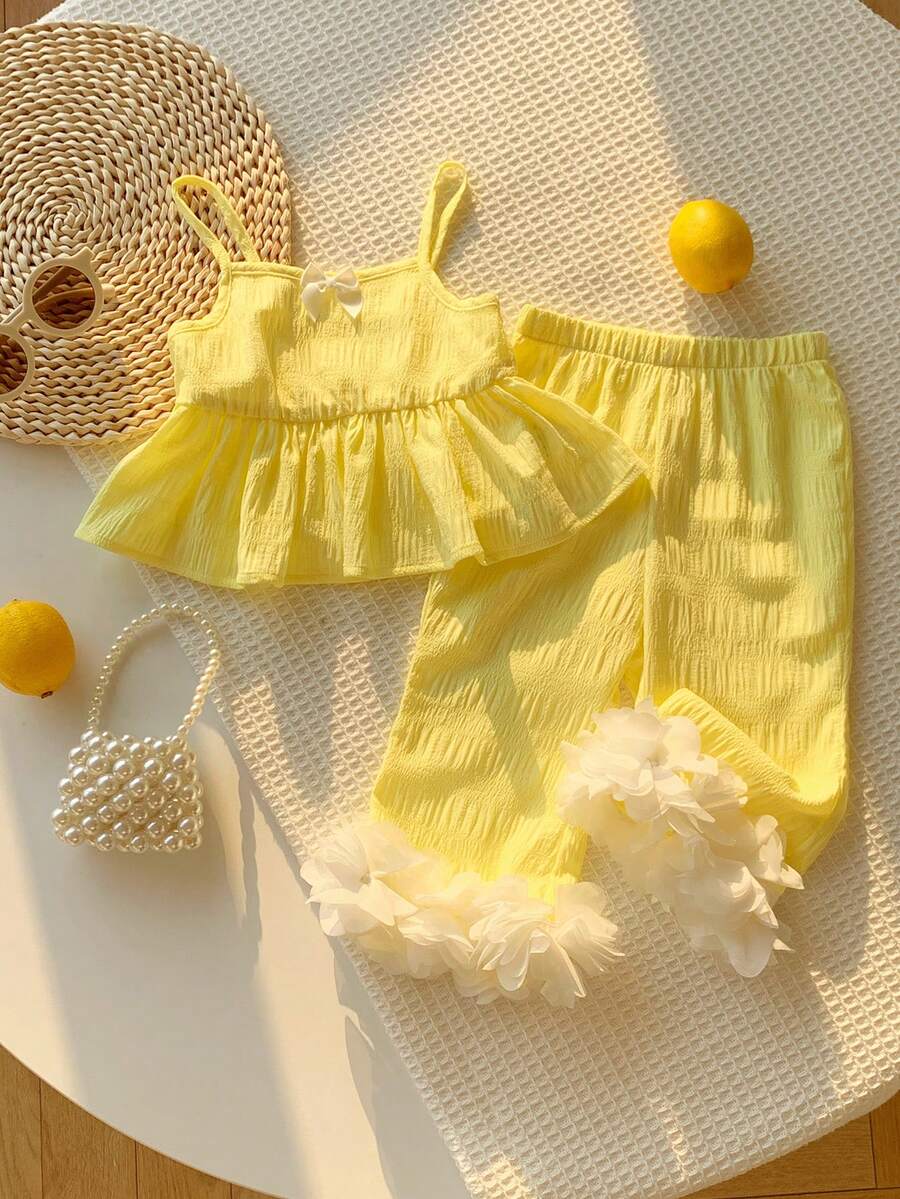 SHEIN 女嬰/幼兒女童 2件組甜美可愛黃色紋理布料大荷葉邊吊帶上衣與喇叭褲套裝,夏季套裝/衣服,復古派對穿搭指南 - 黃色 - 查看 1