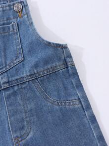 SHEIN Playful Pals 女嬰牛仔吊帶褲，四季休閒可愛風，中藍色牛仔布，可調節肩帶，水洗效果，前胸口袋設計，寬鬆直筒版型，舒適柔軟細棉牛仔面料，適合日常穿著、上學、外出與聚會，春夏牛仔棉 - 中等水洗藍 - 查看 8