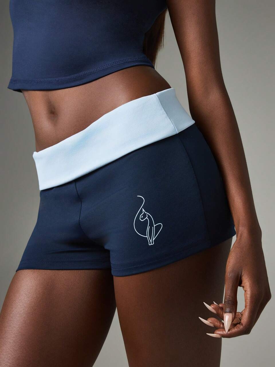 BABYPHAT Umklappbare Booty Shorts mit Logo-Schriftzug-Muster und kontrastierendem Bund-Detail