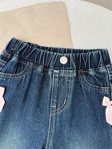 SHEIN Süße & niedliche lässige lockere gerade geschnittene gewaschene Denim-Jeans mit 3D-rosa Schleife & asymmetrischem Saumdesign, vielseitig für den täglichen Gebrauch, Schule, Campus, Universität - Mittele Waschung - Übersicht 7