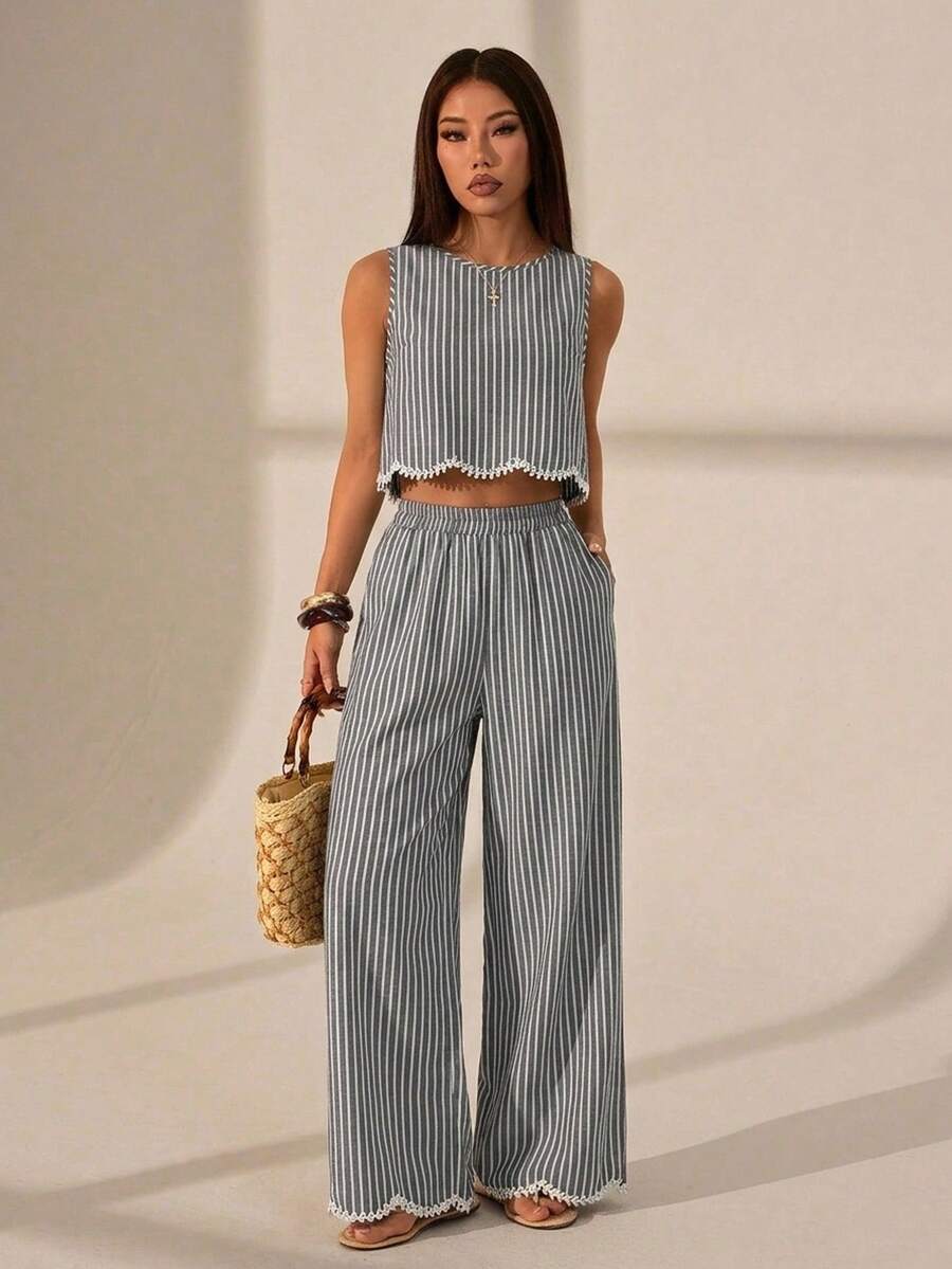 SHEIN PETITE 女款時尚度假休閒對比色蕾絲飾邊吊帶上衣與長褲2件組,四季皆宜,黑色套裝,無袖上衣與長褲2件組,秋季女裝,商務休閒女裝,寬腿長褲女款2件組,蕾絲波浪邊上衣夏季 - 黑色 - 查看 1