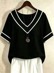 SHEIN 大尺碼女款 V 領拼接配色休閒百搭日常穿著 T 恤 - 黑與白 - 查看 1