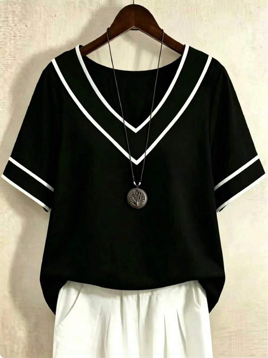 SHEIN 大尺碼女款 V 領拼接配色休閒百搭日常穿著 T 恤 - 黑與白 - 查看 1