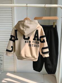 SHEIN 小男孩休閒韓系寬鬆布料大字母圖案長袖連帽衫與鬆緊腰長褲套裝，適合秋冬春季，適合戶外玩耍、學校、街頭風、派對與居家休閒，保暖內裡刷毛加厚小男孩服飾 - 彩色 - 查看 5