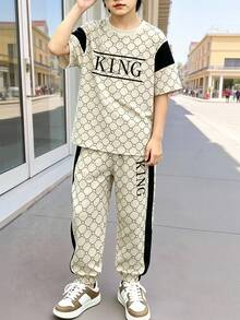 SHEIN 1套青少年男孩休閒舒適時尚極簡個性KING卡其色拼接黑熊印花圖案對比色休閒風春夏短袖T恤與長褲2件套 適合戶外運動休閒度假穿著 - 彩色 - 查看 3