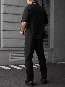 SLATEMANN 男士細斜紋舒適素色面料短袖雙頭拉鍊襯衫與抽繩彈性腰長褲2件套，領口與口袋精美刺繡，口袋鉚釘設計，適合休閒度假、派對、聚會、朋友約會、時尚商務、簡約辦公，春夏經典山本風短袖長褲襯衫套裝，適合個人穿著或送禮給朋友 - 黑色 - 查看 2