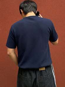 DAZY Camiseta básica de manga corta para hombre con tejido texturizado, color liso y media abertura - Azul Marino - Ver 2