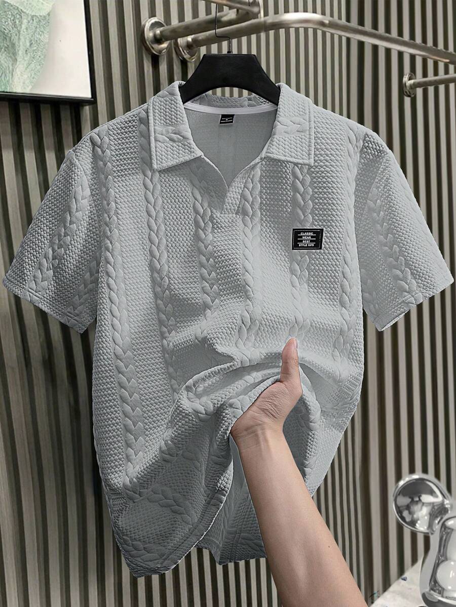 Manfinity Homme 男士V領 Polo 衫,紋理布料與丹寧設計,時尚百搭,舒適適合日常穿著,送給男友或丈夫的理想禮物 - 灰色 - 查看 1