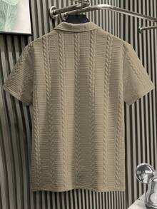 Manfinity Homme 男士V領 Polo 衫，紋理面料與丹寧設計，時尚百搭，舒適適合日常穿著，送給男友或丈夫的理想禮物 - 駝色 - 查看 2