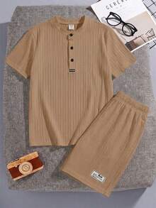 SHEIN 大童男孩休閒學院風韓系度假風立領半開襟短袖套頭上衣配拼接短褲，梭織波浪條紋兩件套，適合外出、街拍、派對、城市漫步 - 卡其色 - 查看 4