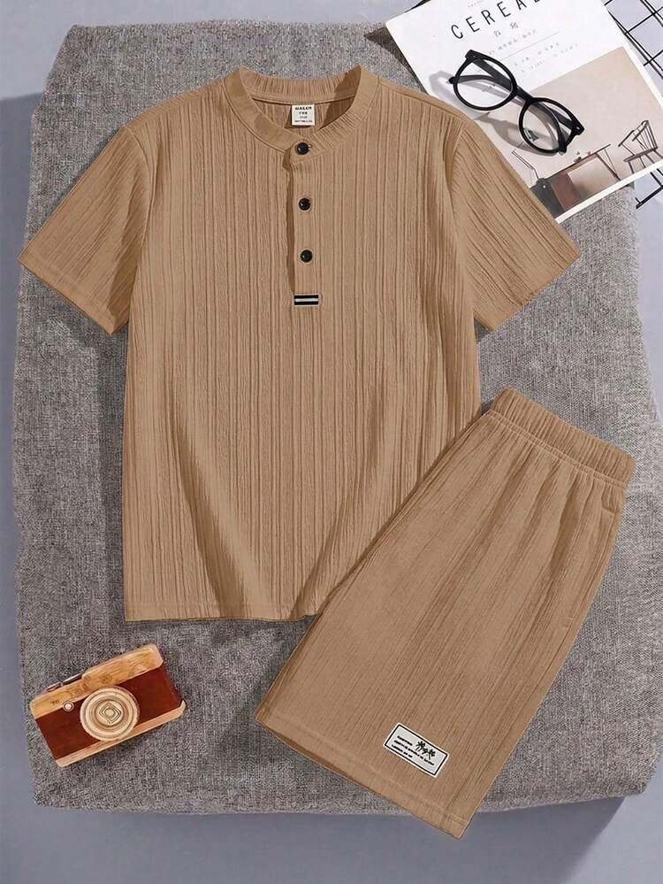 SHEIN Tween Boy Casual Preppy Vacation Korean Style Stand Collar Half-Placket Short Sleeve Pullover Top With Patch Shorts Woven Wave Stripe 2-Piece Set Suitable For Outings, Street Photography, Parties, City Walk - Khaki - View 4