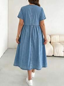 SHEIN EZwear 大尺碼鈕扣半開襟口袋時尚牛仔洋裝，秋季休閒哥德風淺藍色缺口V領中長洋裝，萬聖節早午餐正式海灘穿搭 - 藍色 - 查看 2