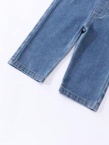 SHEIN Playful Pals 女嬰牛仔吊帶褲，四季休閒可愛風，中藍色牛仔布，可調節肩帶，水洗效果，前胸口袋設計，寬鬆直筒版型，舒適柔軟細棉牛仔面料，適合日常穿著、上學、外出與聚會，春夏牛仔棉 - 中等水洗藍 - 查看 5