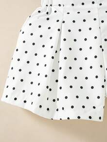 Conjunto de ropa infantil de dos piezas con estilo dulce y juguetón, top de camiseta sin mangas con chaleco plisado de punto con rayas, combinado con pantalones cortos de cintura elástica rosa, con exquisitas flores blancas tridimensionales posicionadas, lindo y a la moda, adecuado para la vida diaria en verano - Blanco y Negro - Ver 9