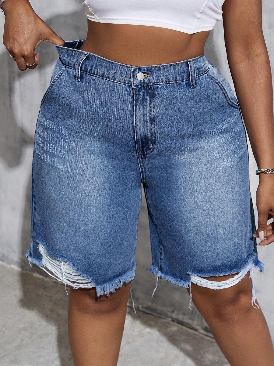 SHEIN Tall CURVE شورتات جينز زرقاء فاتحة مقاس كبير طويل بتصميم فضفاض وعملي وكاجوال مع حافة مهترئة وجيوب وأزرار، مناسبة للمناسبات الرسمية والعطلات وحفلات الصيف والريف