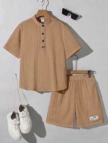 SHEIN 大童男孩休閒學院風韓系度假風立領半開襟短袖套頭上衣配拼接短褲，梭織波浪條紋兩件套，適合外出、街拍、派對、城市漫步 - 卡其色 - 查看 3