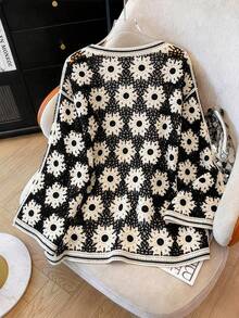 SHEIN CURVE+ Cardigan Ukuran Besar Kasual Motif Bunga Leher Bulat Bahu Longgar Lengan Panjang - Hitam - View 2