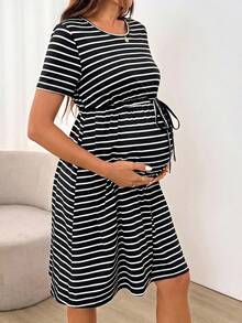 SHEIN 孕婦黑色圓領短袖腰部綁帶休閒寬鬆連身裙，適合性別揭曉、夏季拍照、正式場合 - 黑與白 - 查看 8
