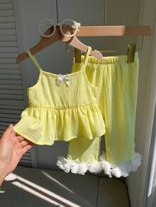 SHEIN 女嬰/幼兒女童 2件組甜美可愛黃色紋理布料大荷葉邊吊帶上衣與喇叭褲套裝，夏季套裝/衣服，復古派對穿搭指南 - 黃色 - 查看 3