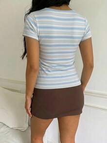 CovetEZ 休閒極簡藍色條紋印花女款休閒T恤，適合夏季 - 彩色 - 查看 2