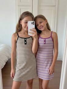 SHEIN Genkimix Kids 2件組女童條紋針織前開扣細肩帶洋裝，返校假期校服裙 - 彩色 - 查看 1