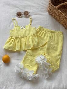 SHEIN 女嬰/幼兒女童 2件組甜美可愛黃色紋理布料大荷葉邊吊帶上衣與喇叭褲套裝，夏季套裝/衣服，復古派對穿搭指南 - 黃色 - 查看 6