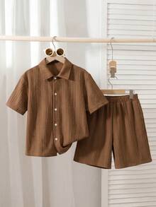 SHEIN Streecool Kids 3件組青少年男孩針織紋理直條紋短袖襯衫與休閒短褲套裝，混紡面料，親膚柔軟透氣。襯衫採用多色拼接直條紋設計，配小領口與短袖剪裁；短褲配有彈性腰帶。整體休閒度假風，適合日常、幼兒園、海邊玩耍等場合。可套裝穿著或分開搭配，輕鬆打造陽光活力童裝，開學季時尚套裝。 - 棕色 - 查看 3