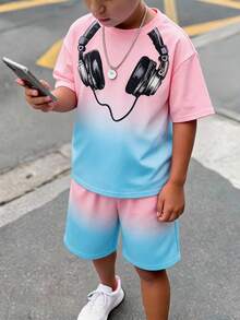 SHEIN 大童男孩休閒舒適時尚極簡圓領短袖T恤與短褲套裝，經典漸層馬卡龍藍粉色圖案印花，標誌性耳機印花，兒童夏季服裝套裝，男孩夏季穿搭套裝 - 彩色 - 查看 7