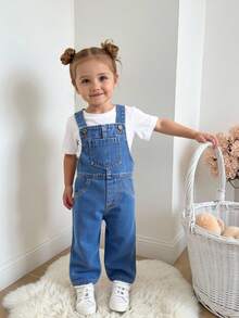 SHEIN Playful Pals 女嬰牛仔吊帶褲，四季休閒可愛風，中藍色牛仔布，可調節肩帶，水洗效果，前胸口袋設計，寬鬆直筒版型，舒適柔軟細棉牛仔面料，適合日常穿著、上學、外出與聚會，春夏牛仔棉 - 中等水洗藍 - 查看 4