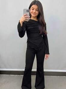 SHEIN 少女 2 件套休閒黑色對比蕾絲飾邊荷葉邊長袖修身針織上衣與喇叭褲套裝，適合居家與戶外、旅行機場、休閒日常穿著，法式女童套裝 - 黑色 - 查看 9