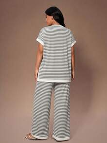 Lazeform 女款針織條紋休閒拼色V領短袖大尺碼居家服兩件套 - 灰色 - 查看 2
