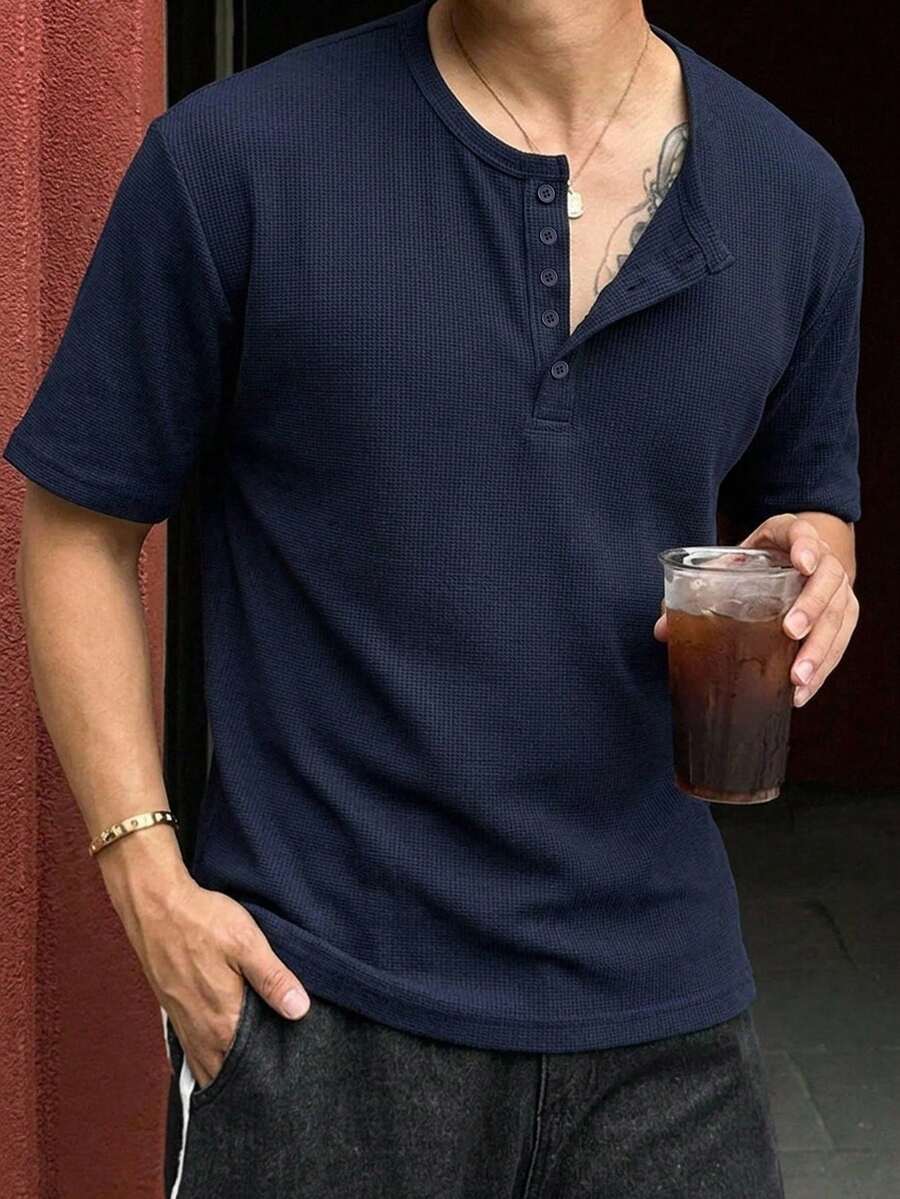 DAZY Camiseta básica de manga corta para hombre con tejido texturizado, color liso y media abertura - Azul Marino - Ver 1