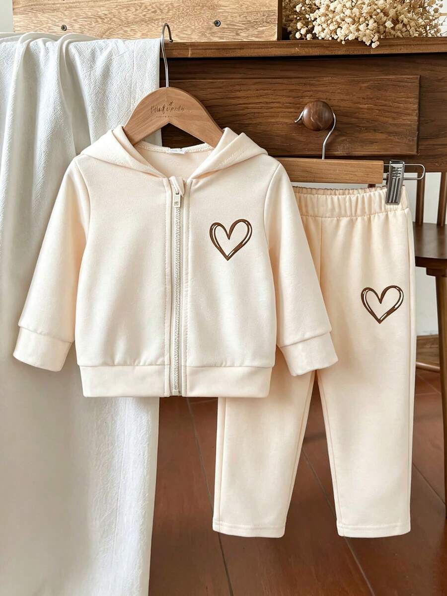 SHEIN Vintaside Kids 2件組女嬰秋冬款柔軟舒適可愛愛心印花棕色與白色波點長袖連帽衛衣長褲套裝牛仔女孩風