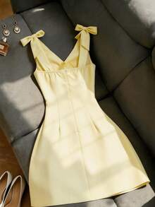 SHEIN Franclia 2026新款女士中长连衣裙，纯黄色，系带腰身，后拉链，V领，无袖A字版型，优雅女士风格，适合约会、日常穿着、度假和夏季穿着。 - 黃色 - 查看 2