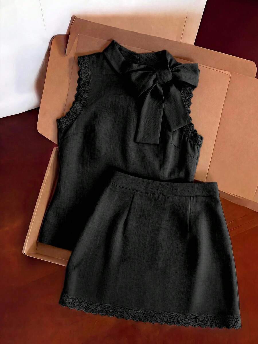 SHEIN Franclia 女款高領蝴蝶結蕾絲拼接黑色時尚上衣與短褲套裝 - 黑色 - 查看 1