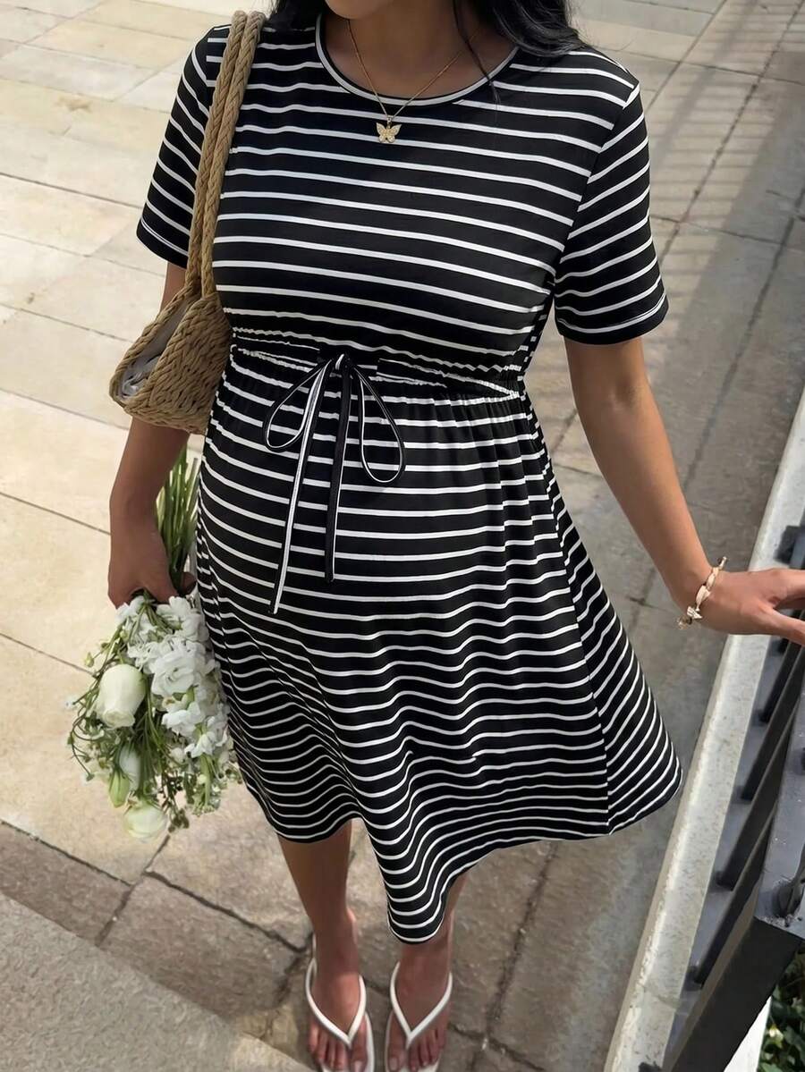 SHEIN 孕婦黑色圓領短袖腰部綁帶休閒寬鬆連身裙,適合性別揭曉、夏季拍照、正式場合 - 黑與白 - 查看 1