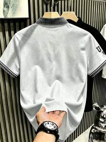 Manfinity Hypemode 美式復古做舊牛仔風拼色領口與袖口，USA星條旗印花翻領 Polo 衫，休閒成熟風上衣，男女款圖案 T 恤，適合日常通勤與夏季時尚 - 彩色 - 查看 2