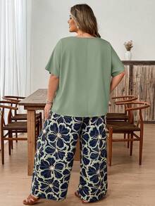 SHEIN CURVE+ طقم نسائي مقاس كبير للعطلات 2 قطعة/مجموعة قميص فضفاض وبنطال بنقشة زهور صغيرة - أخضر نعناع - مشاهدة 2