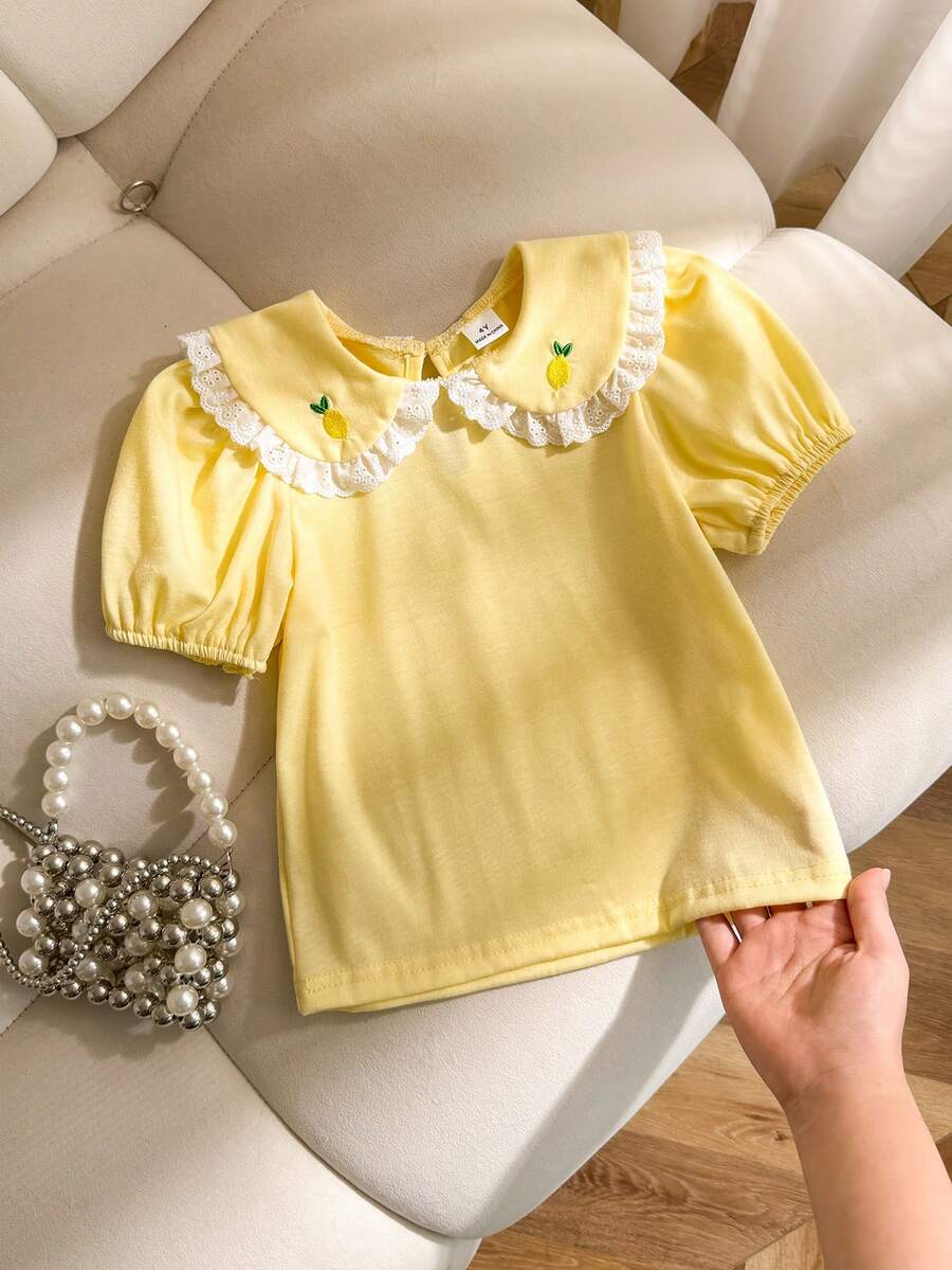 SHEIN Genkimix Kids 女童可爱浅黄色彼得潘领荷叶边柠檬刺绣短袖T恤,休闲夏季装 - 彩色 - 查看 1