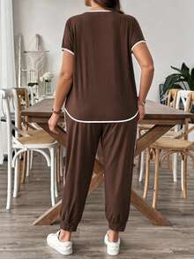 SHEIN LUNE Plus Size Women's Round Neck Colorblock Short Sleeve Top And Drawstring Waist Long Pants Casual Daily Wear 2-Piece Set - Coffee Brown - View 2