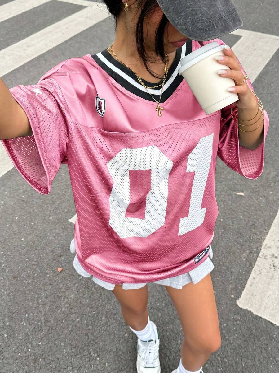 SHEIN EZwear 休闲运动撞色宽松短袖T恤,数码印花,落肩设计,90年代复古风,夏季上衣,Y2K粉色T恤,街头风上衣,粉色Y2K上衣,粉色足球衫,女士足球衫,女士足球球衣,女士宽松T恤,号码球衣,号码T恤,街头风球衣 - 玫紅色 - 查看 1