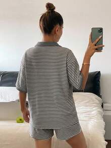 Livesso 條紋半鈕扣前襟短袖領口上衣與短款睡褲2件組，夏季女款居家休閒套裝 - 深灰色 - 查看 2