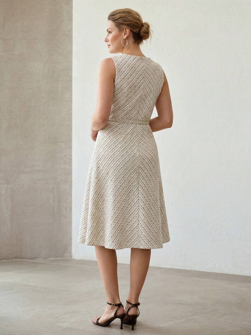 PLUS SIZE WOMEN'S ELEGANT TWEED SLEEVELESS DRESS WITH FAUX PEARL WAIST CHAIN