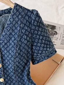 SHEIN PETITE Vestido de mujer PETITE con cuello en V, mangas abullonadas y jacquard de mezclilla, vestidos casuales de uso diario & de verano para mujer, vestido de jacquard de mezclilla para mujer, atuendos elegantes & de salida de verano - Azul lavado oscuro - View 5