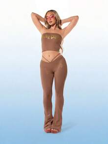 BABYPHAT Quần legging ống loe bằng vải jersey với chi tiết cắt chữ V ở eo và họa tiết cánh vàng ở lưng. - Màu nâu Sô-cô-la - Xem 3