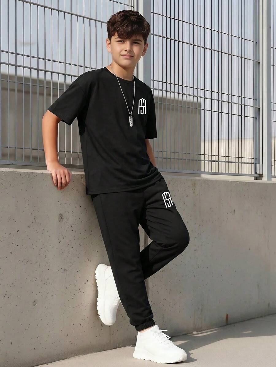 SHEIN 2件套青少年男童休闲印花圆领短袖T恤和运动裤,夏季套装 - 黑色 - 查看 1